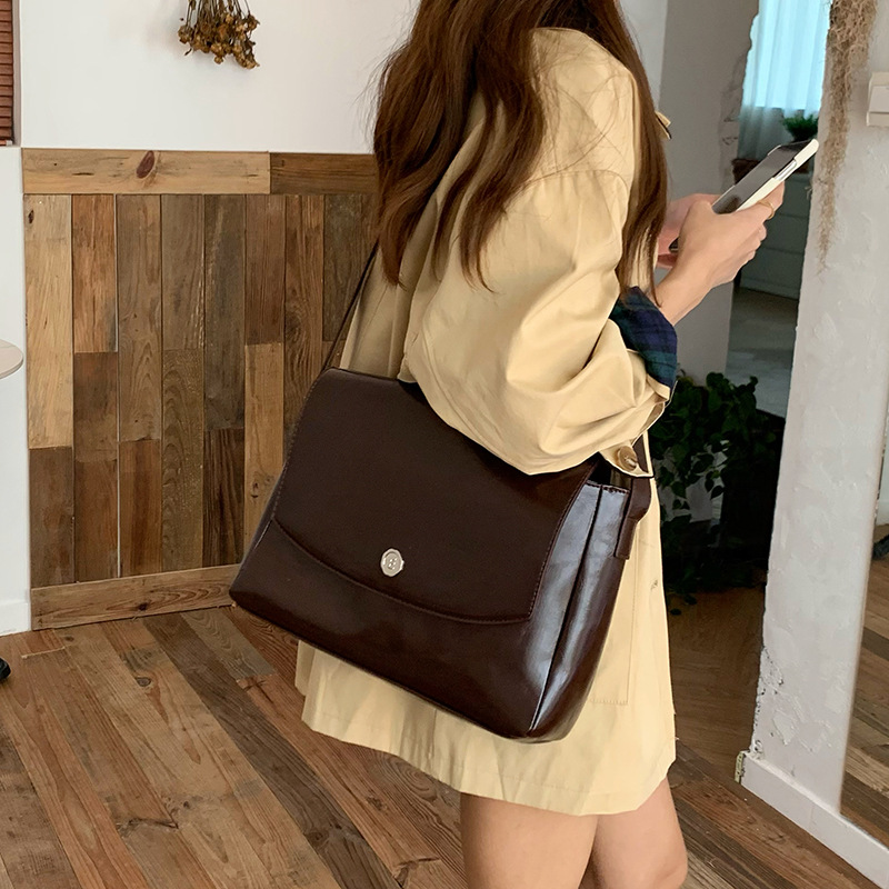 Discount Luxury Bags - CGCBAG Vintage Lage Capacity Messenger Bag